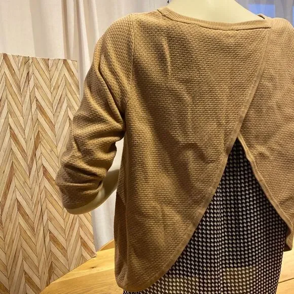 The Limited Women's Tan Knitted 3/4 Sleeves Shirttail Split Back Blouse Size M - Picture 3 of 11
